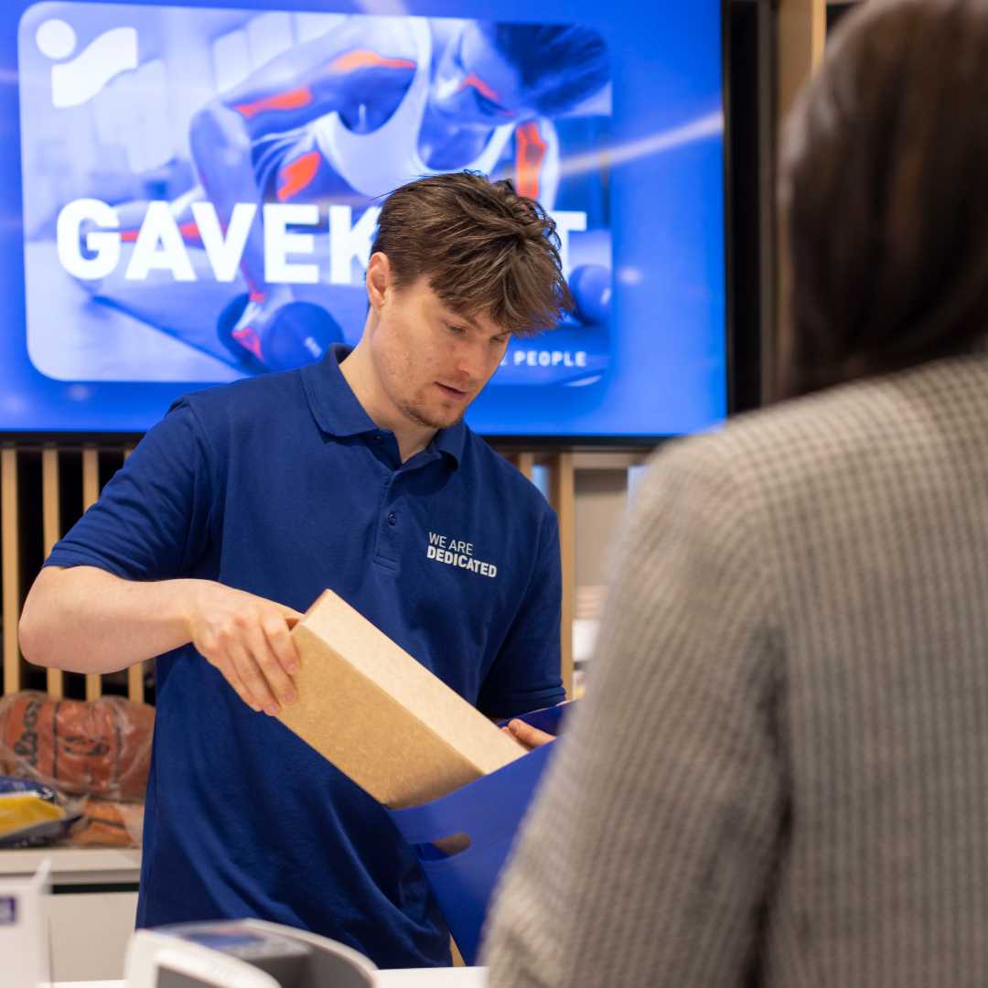 Intersport medarbejder betjener kunde i Amager Centret. 